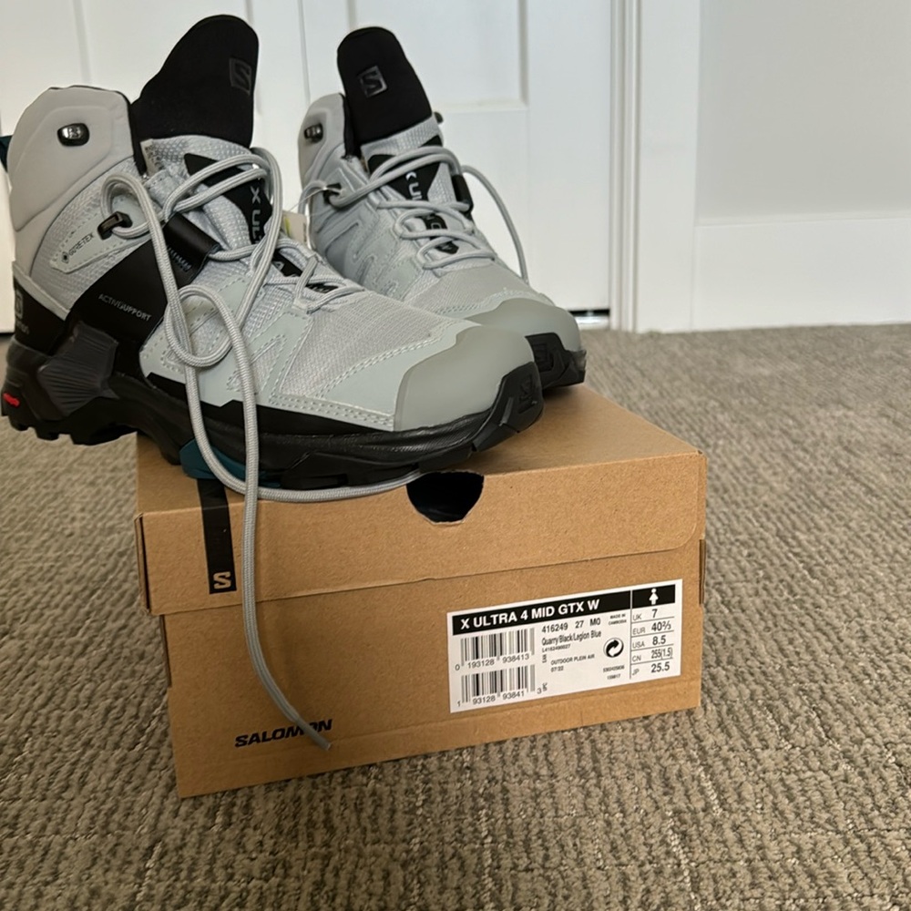 NWT Women’s Salomon X Ultra 4 Mid GTX hiking boots